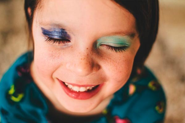 dejar que tus hijos se maquillen