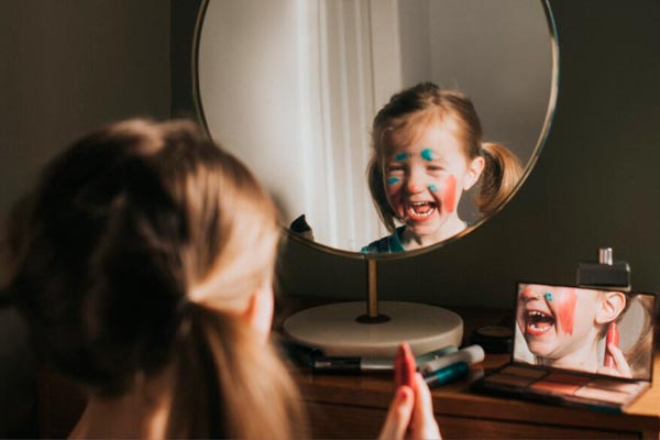dejar que tus hijos se maquillen