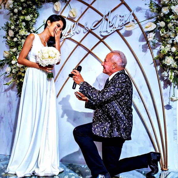 Modelo de 29 años se casa con el amor multimillonario de 75