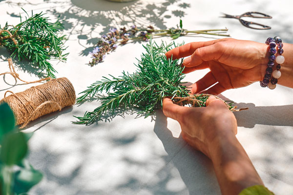 utilizar el romero para el crecimiento del cabello