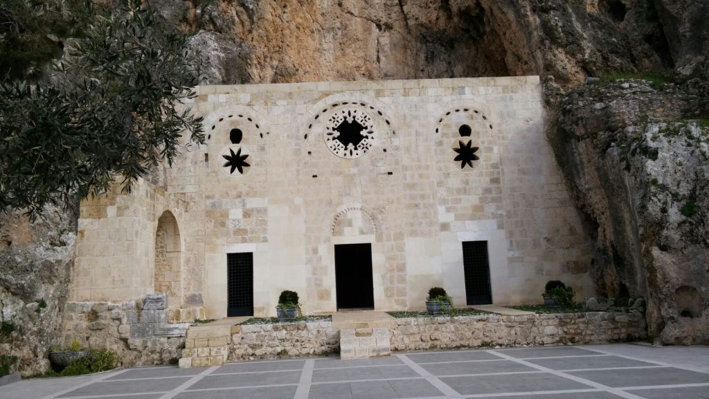 Iglesia Rupestre de San Pedro, Hatay, Turquía exterior |: 17 iglesias rupestres increíblemente hermosas en todo el mundo | bayas de cerebro