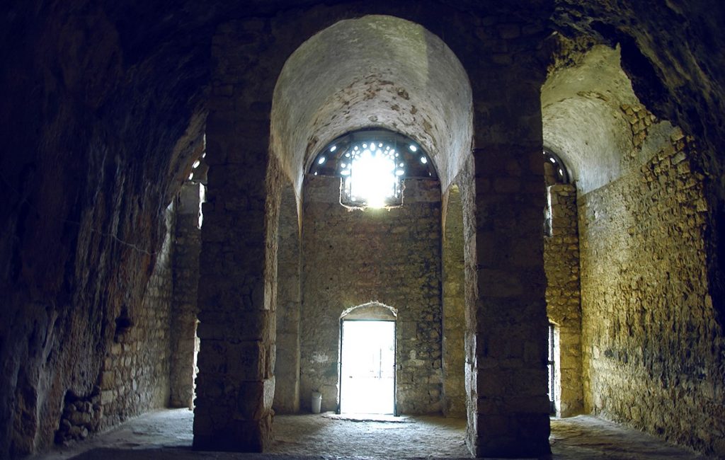 Iglesia rupestre de San Pedro, Hatay, Turquía 17 iglesias rupestres increíblemente hermosas en todo el mundo | bayas de cerebro