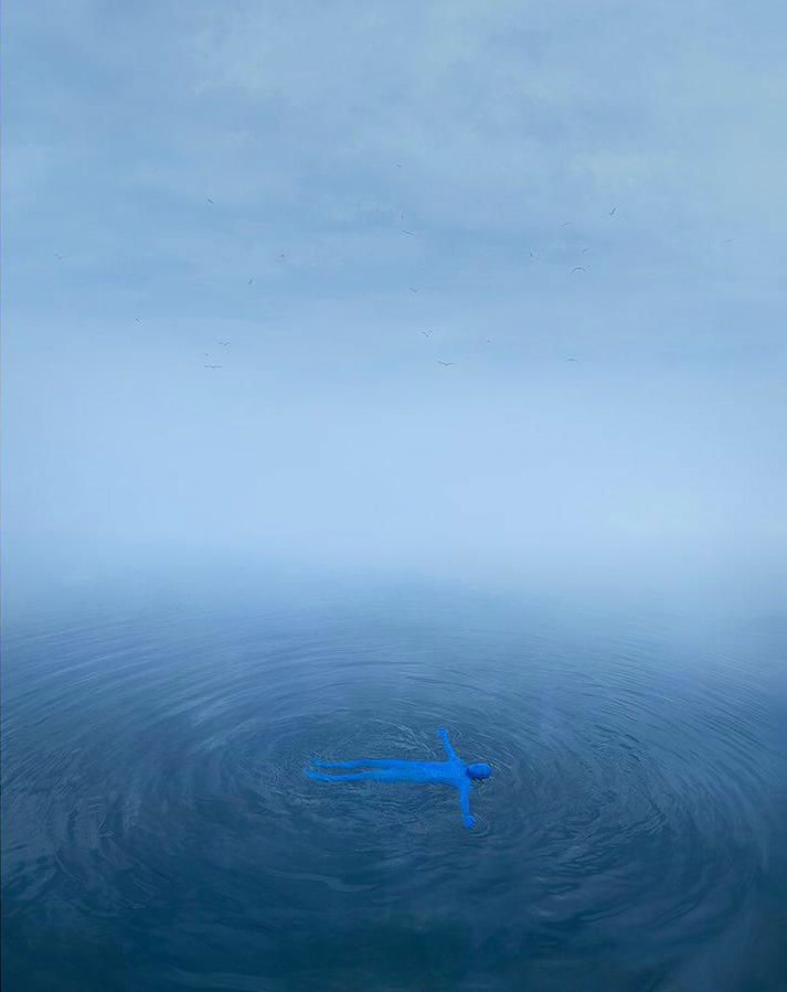 Hombre azul sin rostro |: Fotografía surrealista que explora el solitario mundo interior del hombre. bayas de cerebro