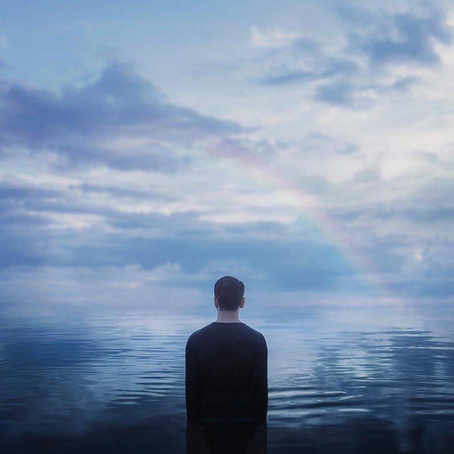 Arcoiris |: Fotografía surrealista que explora el solitario mundo interior del hombre. bayas de cerebro