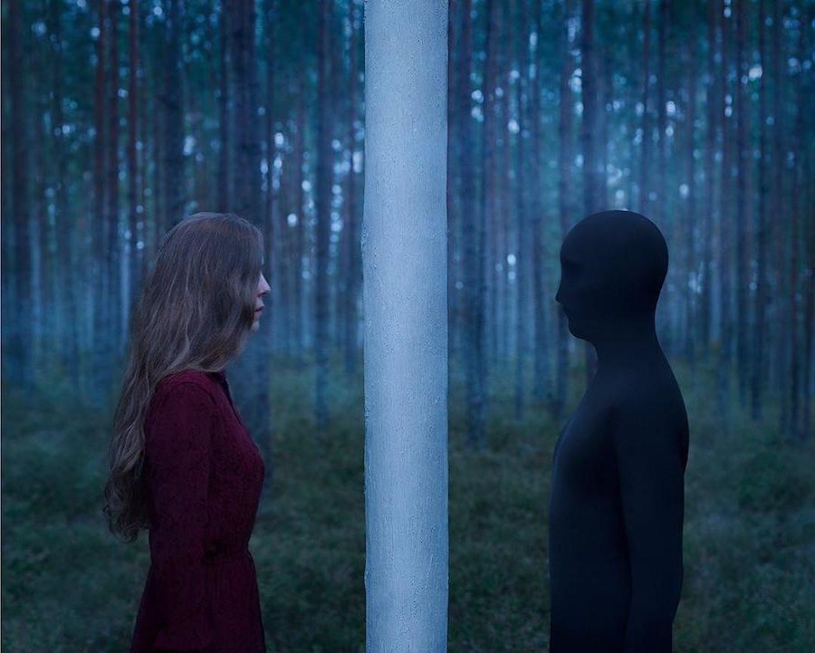 bastante impresionante Fotografía surrealista que explora el solitario mundo interior del hombre. bayas de cerebro