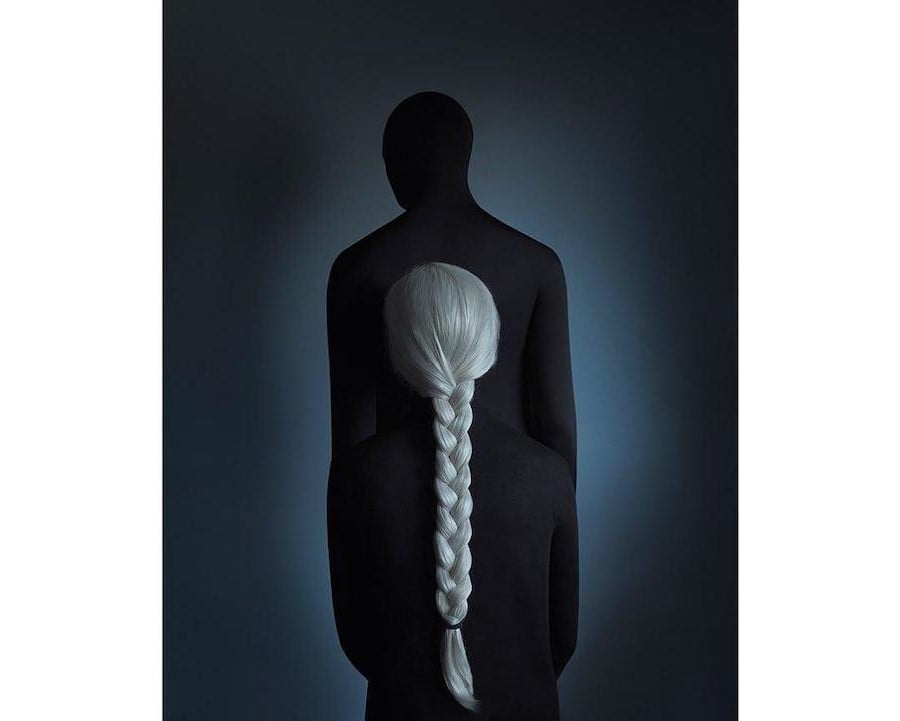 La sombra frente a la chica. Fotografía surrealista que explora el solitario mundo interior del hombre. bayas de cerebro