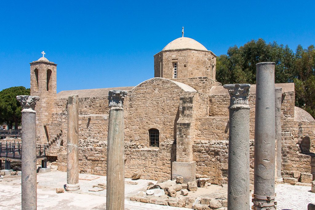 Panagria Hrysospiliotissa, bajo el Templo de Dioniso, Grecia afuera |: 17 iglesias rupestres increíblemente hermosas en todo el mundo | bayas de cerebro