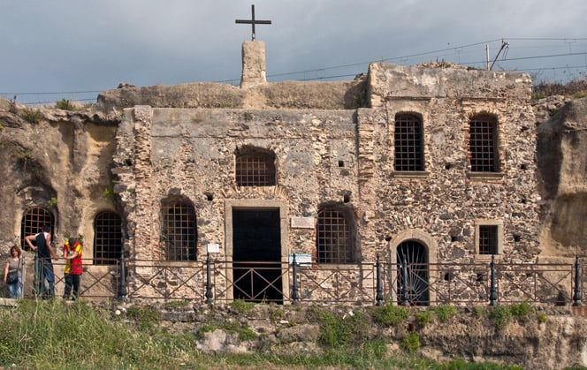 Iglesia de Piedigrotta, Pizzo, Italia Exterior |: 17 iglesias rupestres increíblemente hermosas en todo el mundo | bayas de cerebro