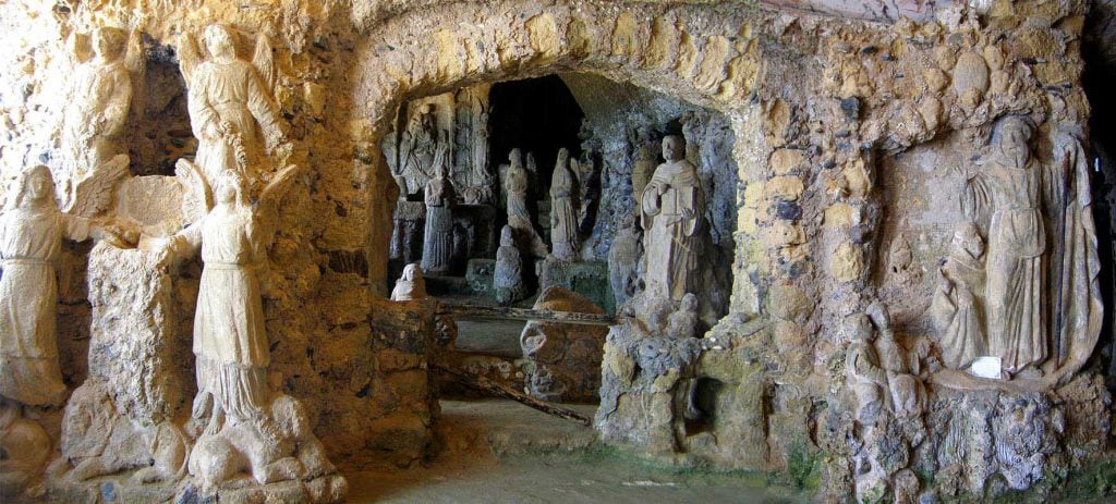 Iglesia Piedigrota, Pizzo, Italia |: 17 iglesias rupestres increíblemente hermosas en todo el mundo | bayas de cerebro