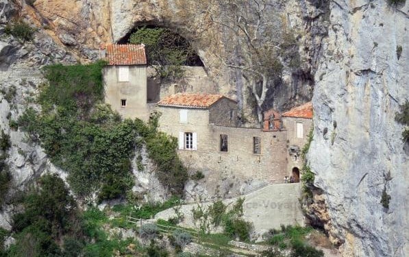 Capilla troglodita al pie de las gargantas de Galamus, Francia, exterior |: 17 iglesias rupestres increíblemente hermosas en todo el mundo | bayas de cerebro