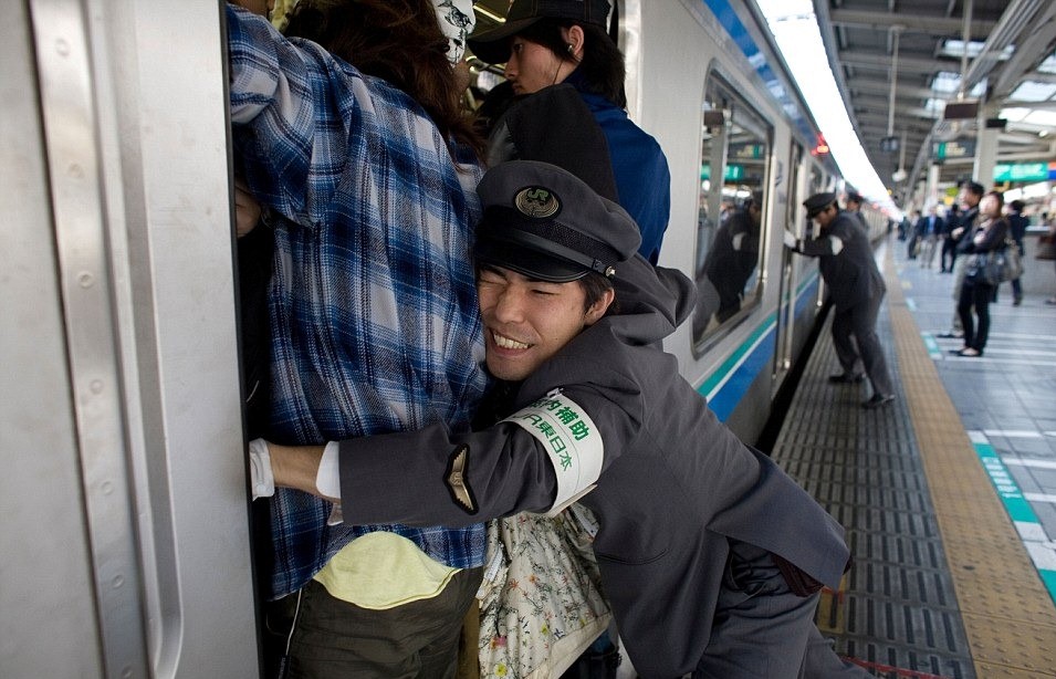 Abarrotado de metro | Los 8 trabajos más extraños a los que puedes postularte | bayas de cerebro