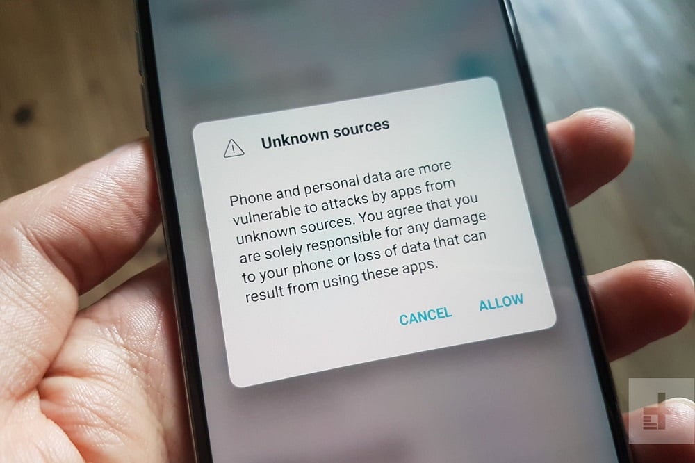 Descargando aplicaciones de forma insegura |: 7 cosas que deberías dejar de hacer con tu teléfono | bayas de cerebro