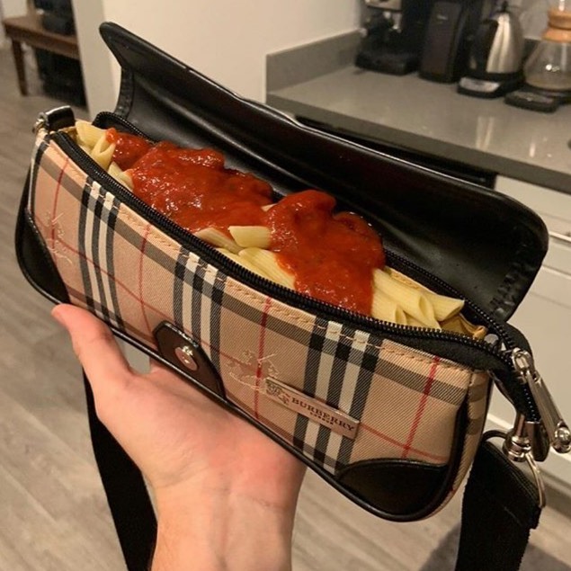 La bolsa para vomitar perfecta | El arte de la comida exigente @TotallyGourmet | bayas de cerebro