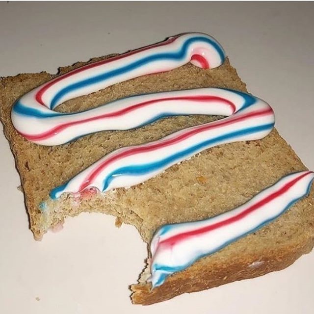 Pasta de dientes sobre pan El arte de la comida exigente @TotallyGourmet | bayas de cerebro