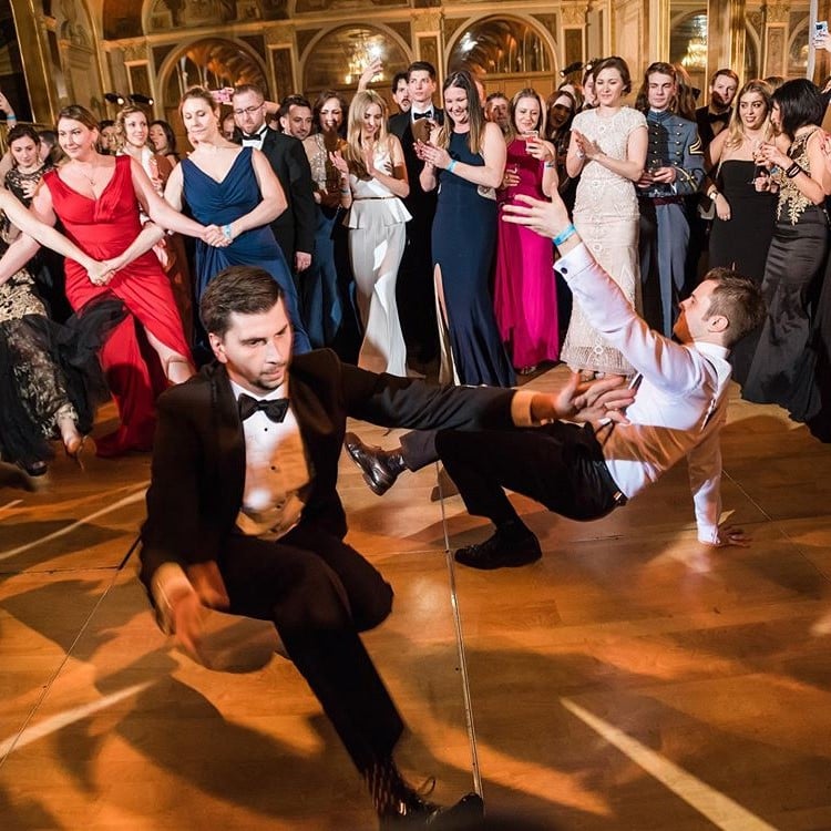 Danza en cuclillas | 8 estereotipos sobre los rusos que los vuelven locos | bayas de cerebro