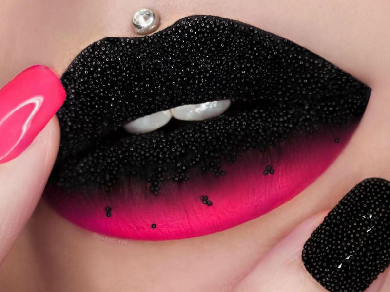 Maquillaje-pintor-uses-its-lips-a-canvas-miniature-mannature-mannerPieces-03