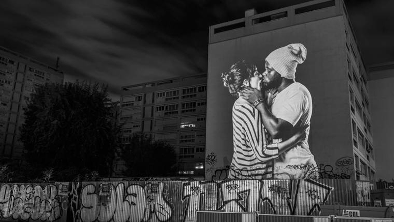 Retrat-love-birds-kiss-street-street -07