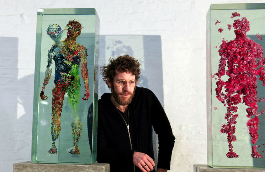 Las figuras 3D colgadas cayeron en un vaso de polvo Yellin 4