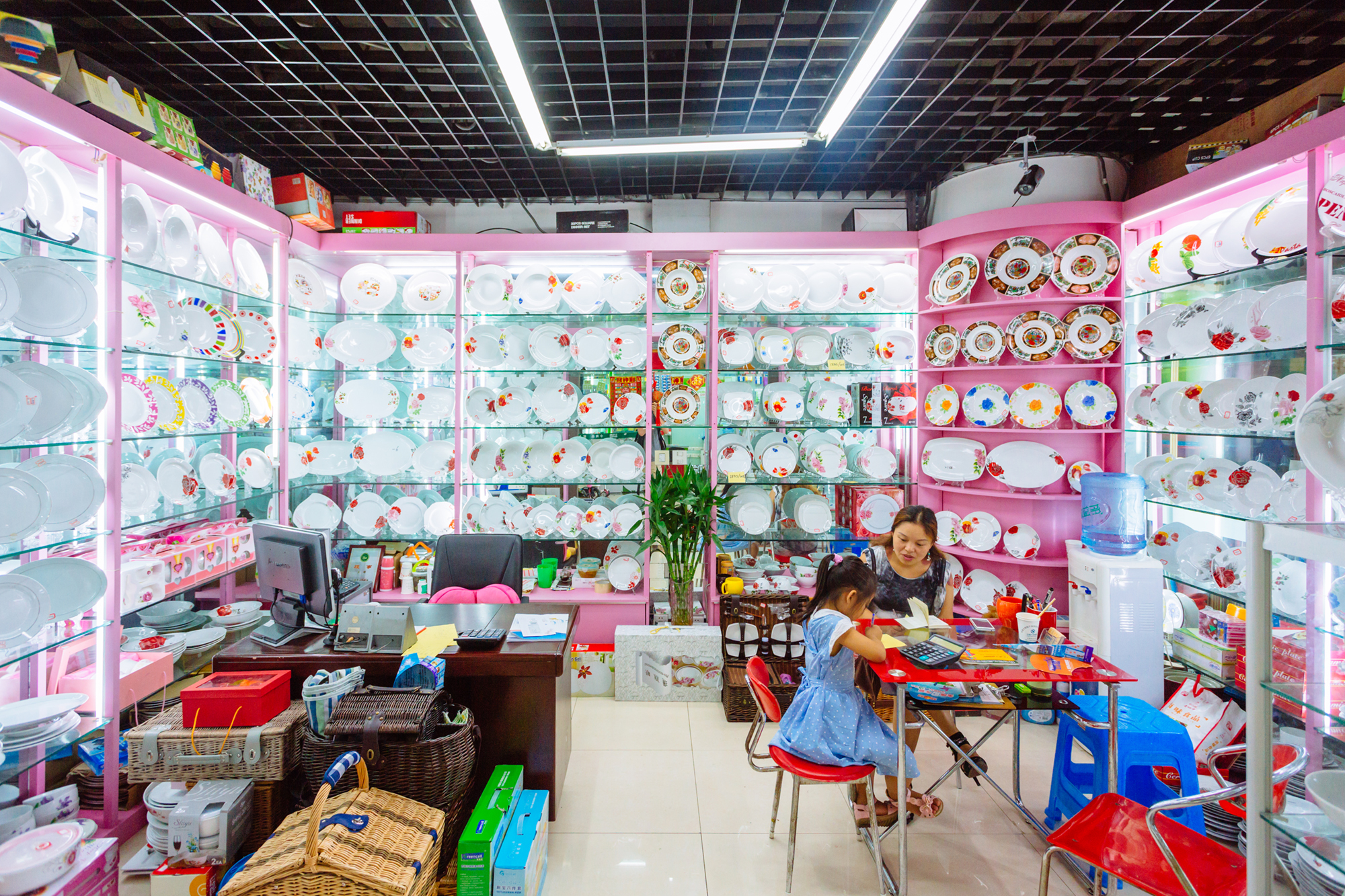 Vendedor sucio en la ciudad de productos de China, Yivu, China.