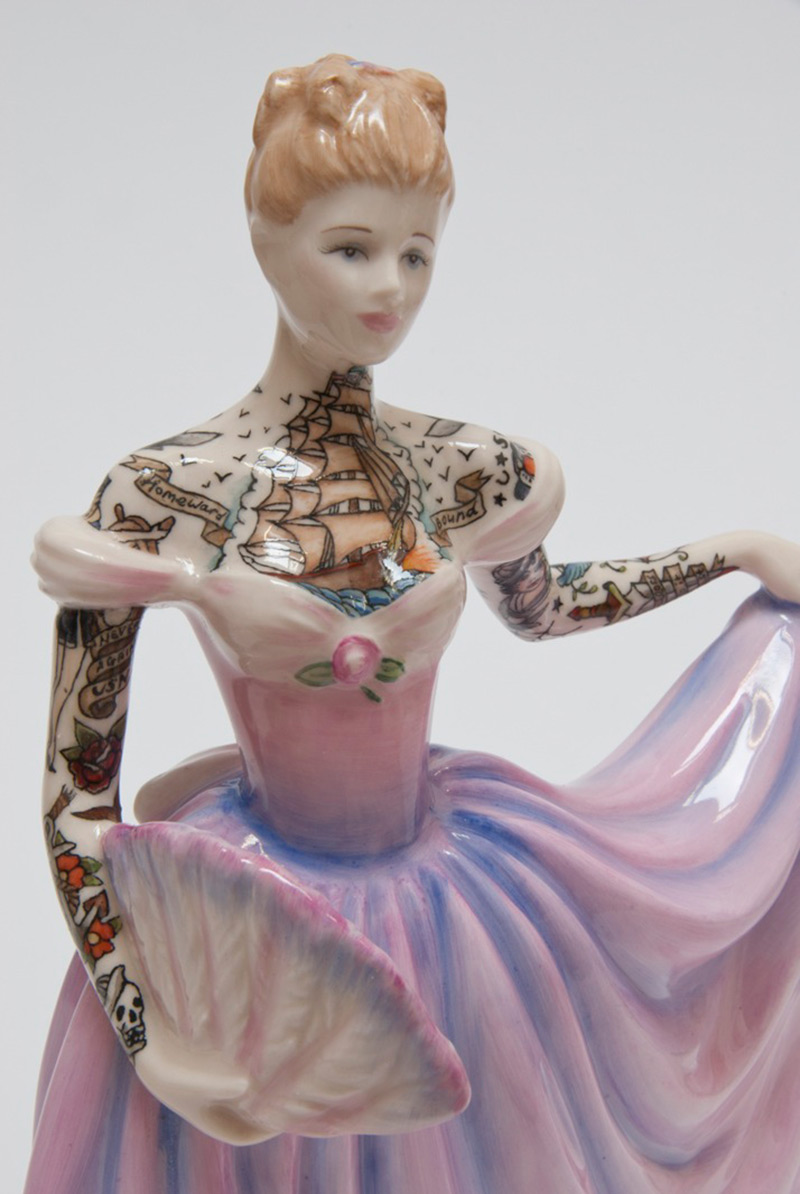 Jessica-Harrison-Tattooed-Porcelain-Figurines-07