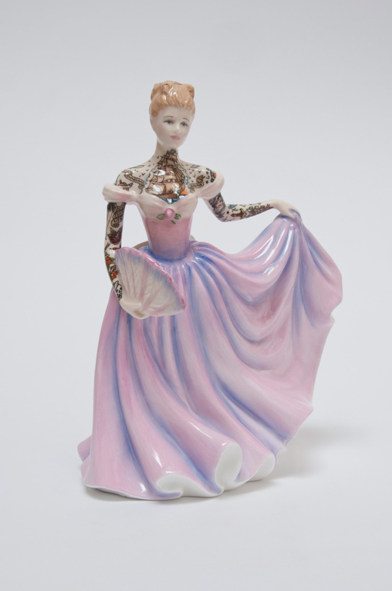 Jessica-Harrison-Tattooed-Porcelain-Figurines-08