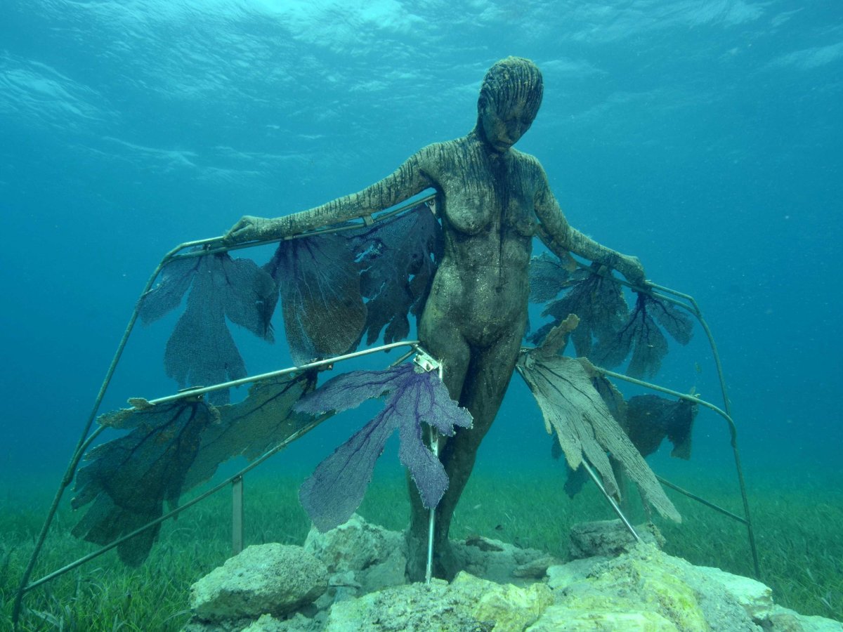 Astonishing_underwater_museum_in_cancun_mexico_06