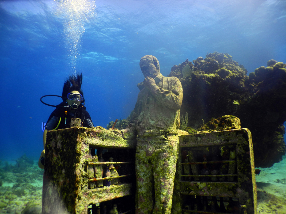 Astonishing_underwater_museum_in_cancun_mexico_07
