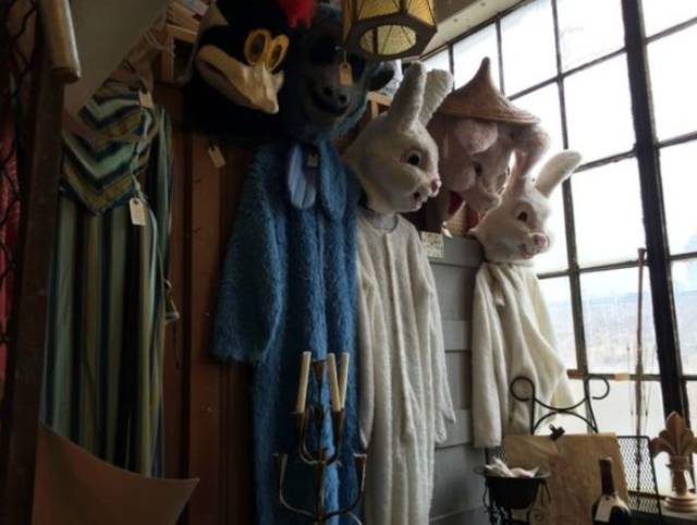 Strange-Extravagant Shopin -22