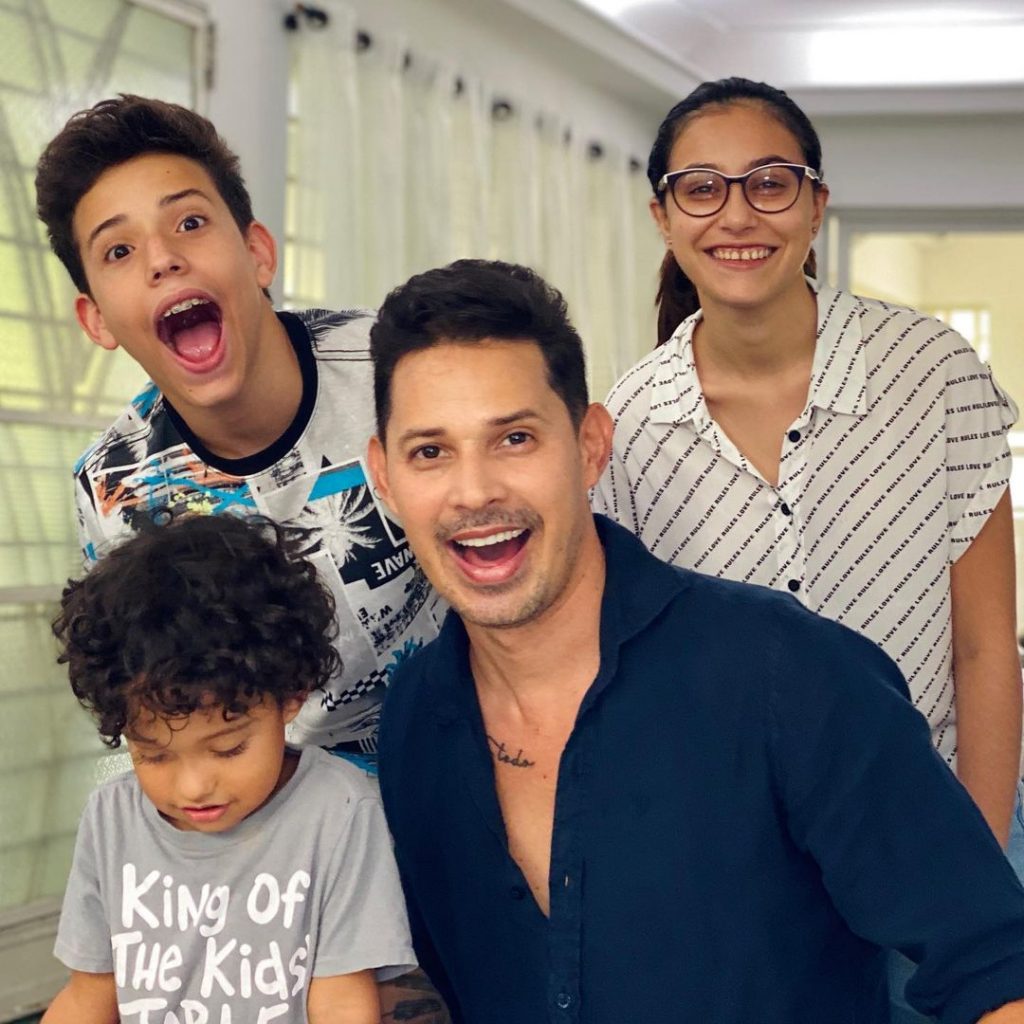 Leoni Torres y sus hijos