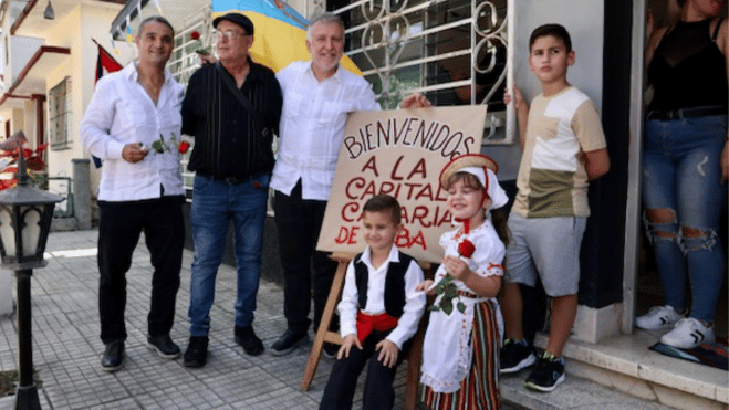 el-presidente-de-canarias-con-unos-ninos-vestidos-de-tipico-canario-en-cuba-gobierno-de-canarias_5_659x371