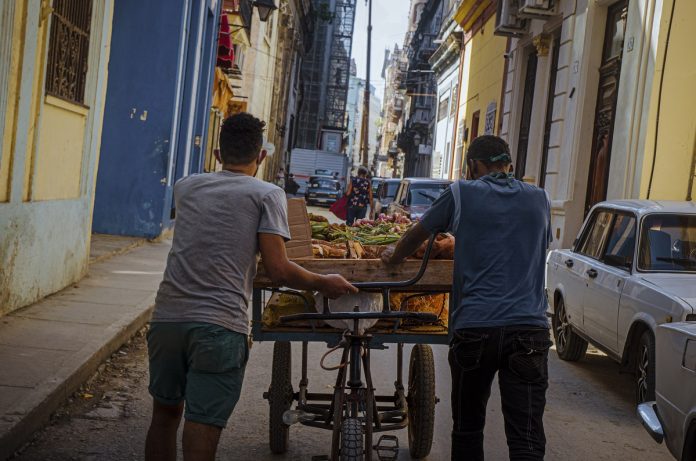 Carretilleros por la Habana Vieja