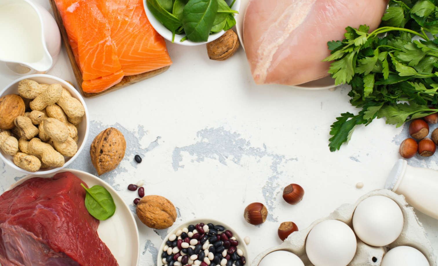 Son muchos los nutrientes necesarios para mantener la salud de tu cabello, piel y uñas. Por lo que es necesario incorporar a tu dieta alimentos ricos en vitaminas y minerales.