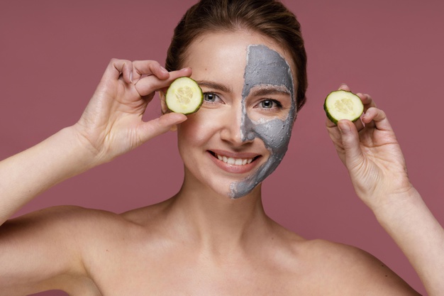chica con rodajas de pepino que aplica en la piel