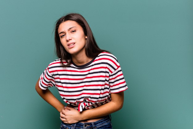mujer con dolor sobre el abdomen