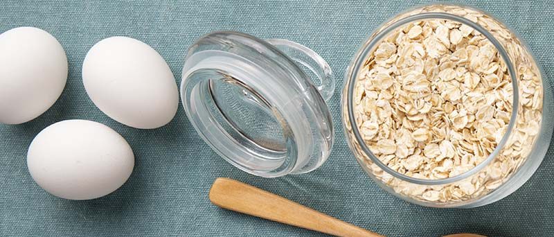 La mascrailla de avenay huevo limpian a profundidad e hidratan la piel