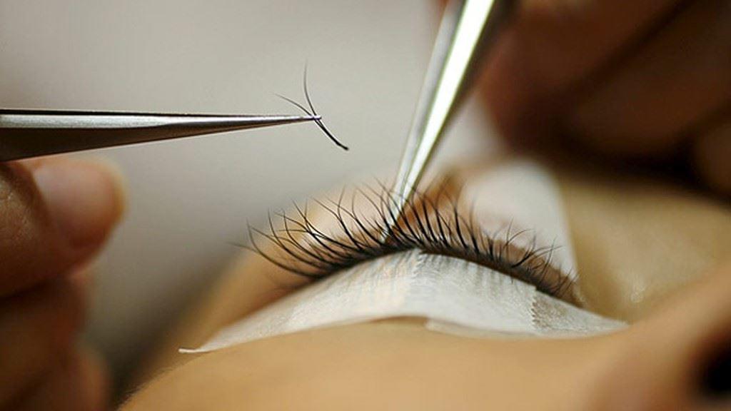 imagen del procedimiento de colocación de las pestañas postizas transparentes.