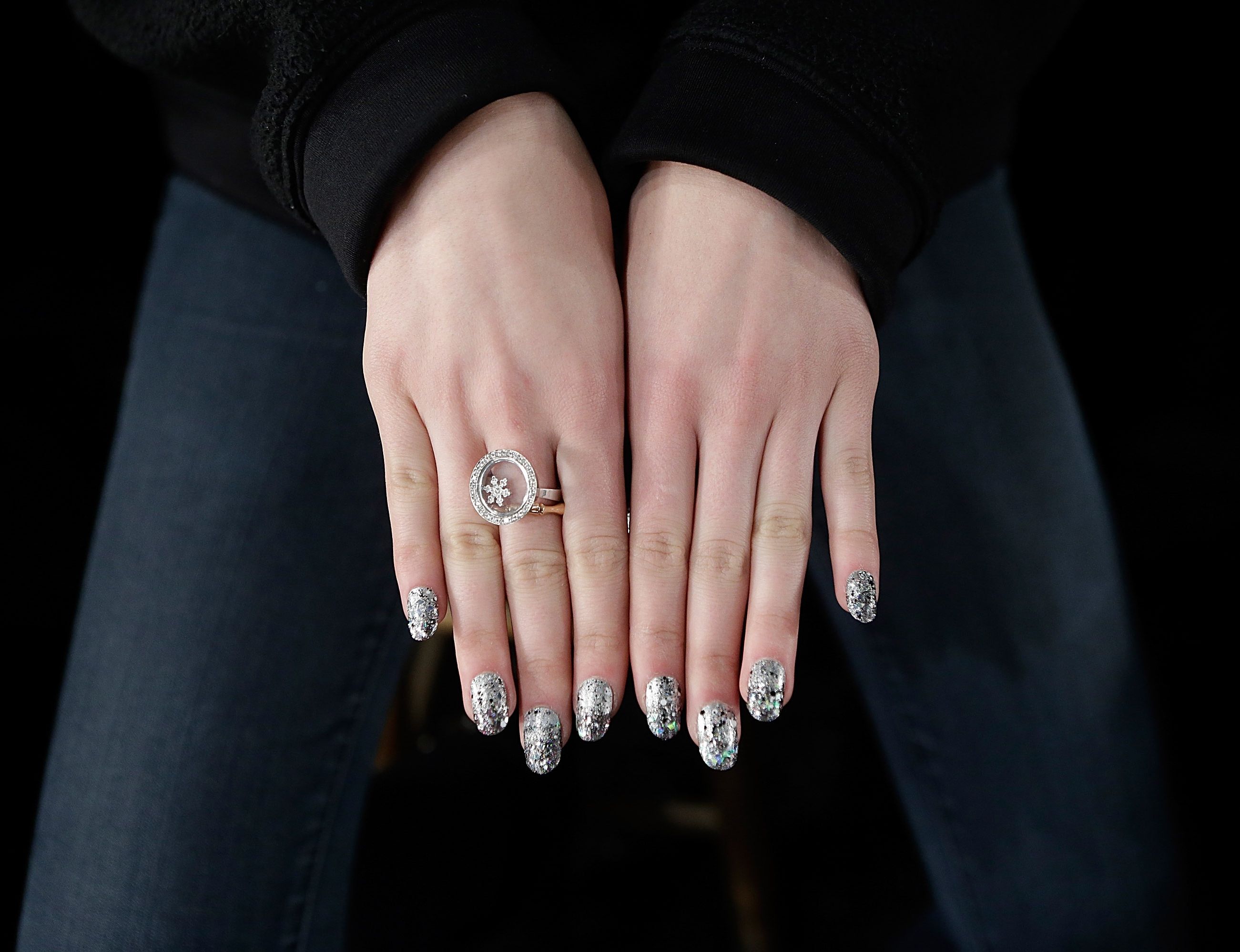 mujer mostrrando sus uñas