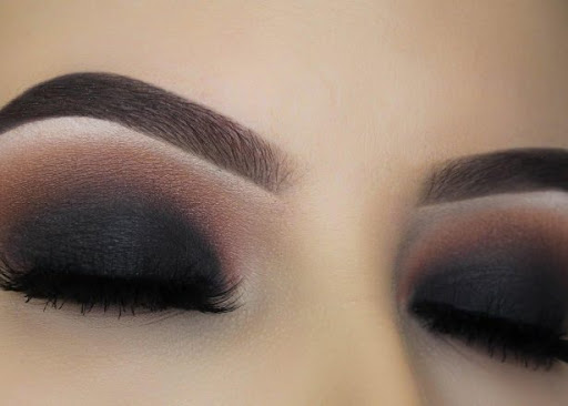 imagen de ojos de mujer con maquillaje Smokey eyes